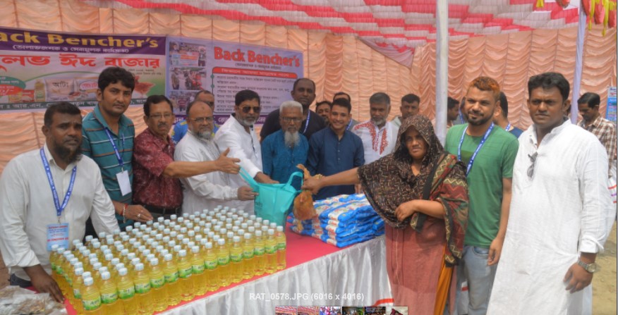 যশোরে সুলভ ঈদ বাজারে অর্ধেক মূল্যে পণ্য বিক্রি করেছে ‘ব্যাক বেঞ্চার’