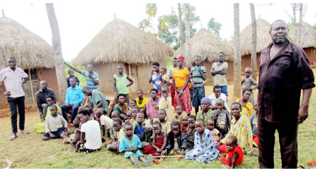 ১২ স্ত্রী, ১০২ সন্তান নিয়ে বিশ্বের সবচেয়ে বড় পরিবার তার