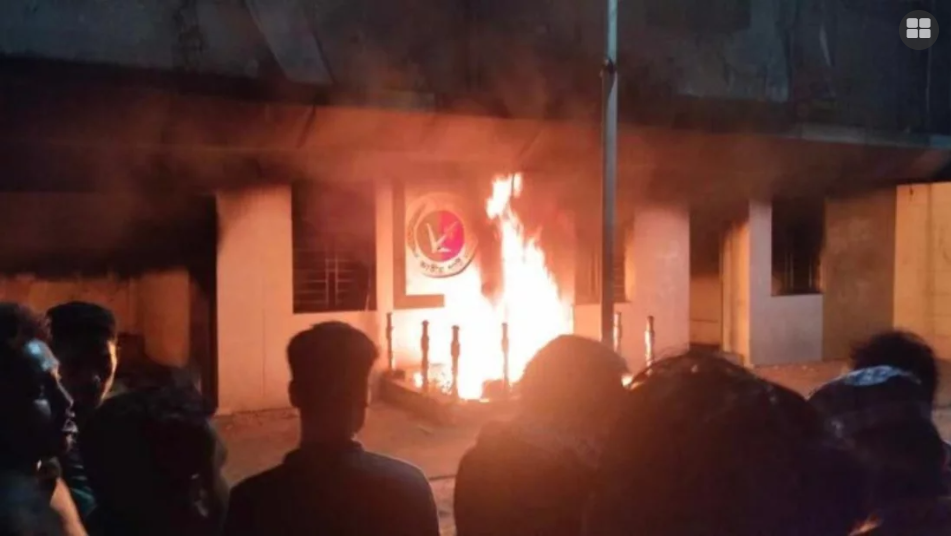 জাতীয় পার্টির প্রধান কার্যালয়ে আগুন দিলো ছাত্র-জনতা