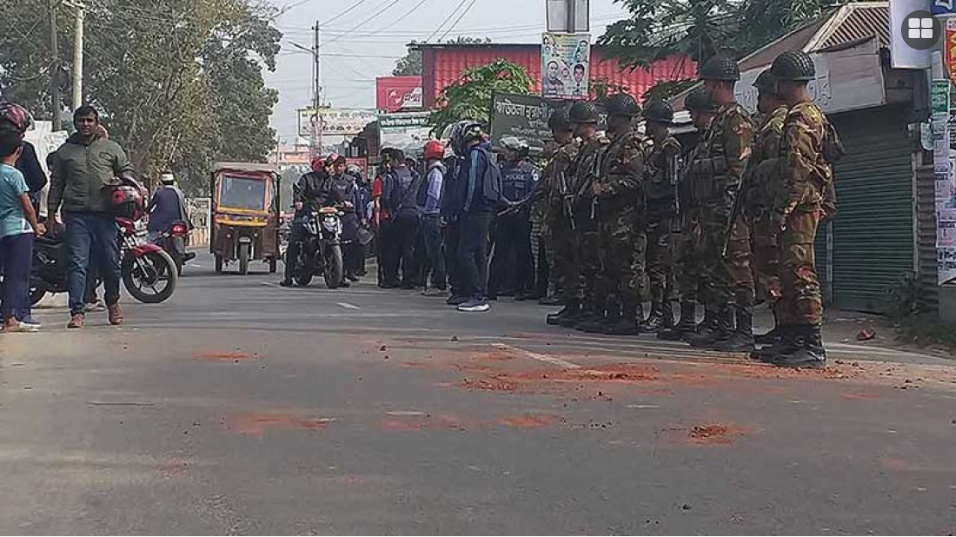ঘটনাস্থলে সেনাসদস্যরা