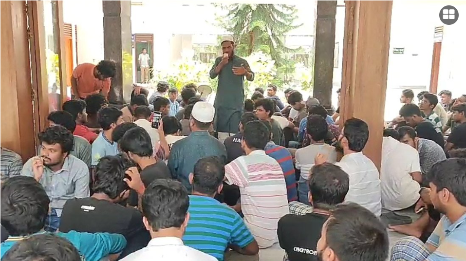 প্রশাসনিক ভবনের সামনে অবস্থান নিয়েছেন শিক্ষার্থীরা