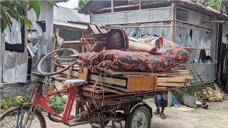 গঙ্গাচড়ায় আতঙ্ক কাটেনি, জিনিসপত্র নিয়ে গ্রাম ছাড়ছেন অনেকে